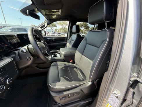 Used 2025 Chevrolet Suburban Premier image 26