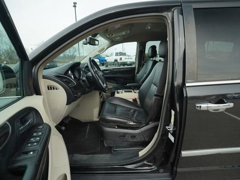Used 2013 Chrysler Town & Country Touring-L w/ Driver Convenience Group image 12
