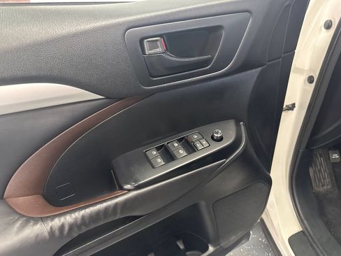Used 2015 Toyota Highlander Plus AWD/4WD image 10