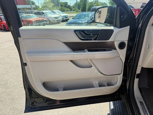 Used 2019 Lincoln Navigator Reserve w/ Cargo Package AWD/4WD image 18