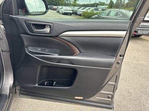 Used 2018 Toyota Highlander XLE FWD image 14