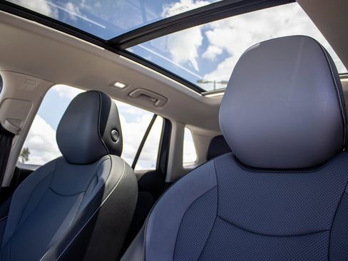 Certified 2025 Volkswagen Tiguan SE image 2