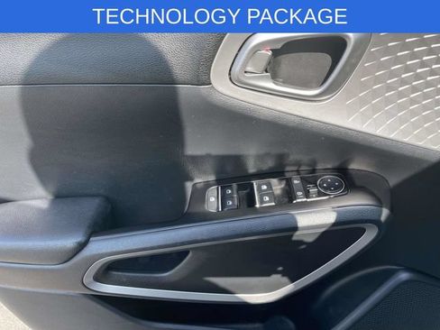 Used 2023 Kia Soul LX w/ LX Technology Package FWD image 17