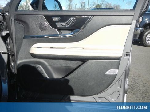 Certified 2025 Lincoln Corsair Reserve image 18