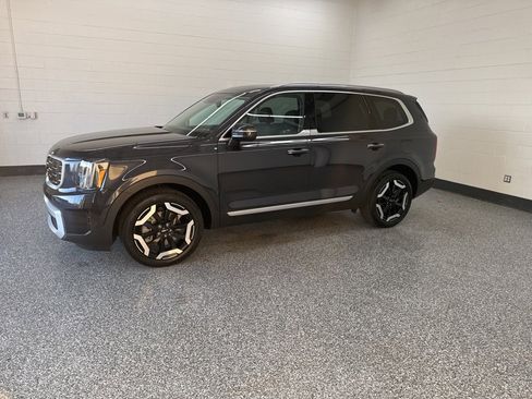 Used 2025 Kia Telluride S image 2