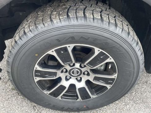Used 2022 Nissan Titan SV image 11