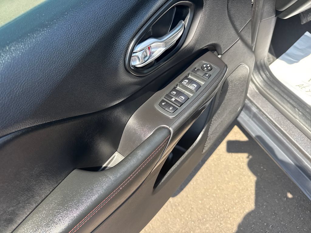 Used 2020 Jeep Cherokee Trailhawk w/ Cold Weather Group AWD/4WD image 11