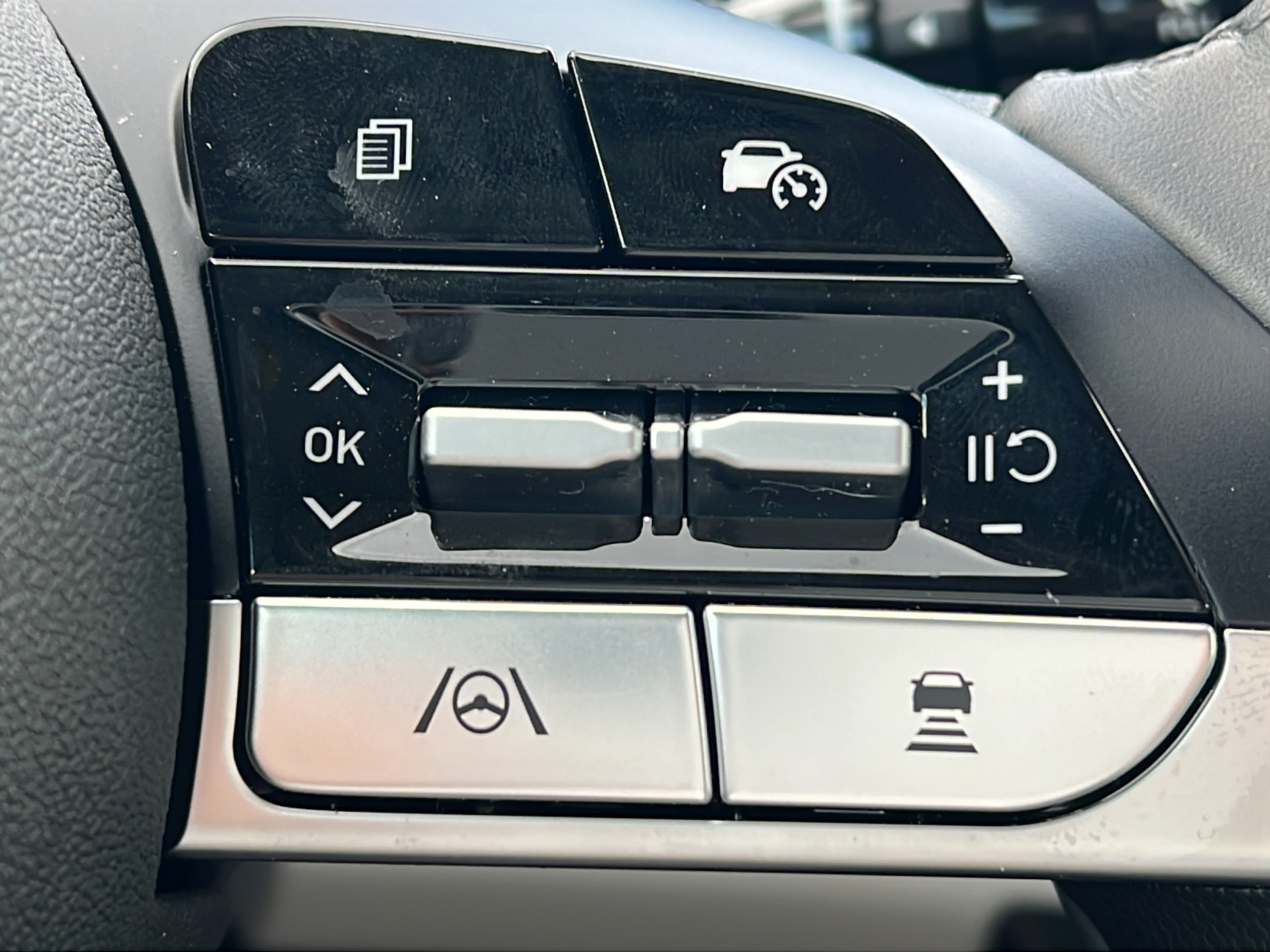 Certified 2025 Hyundai Elantra Limited FWD image 27