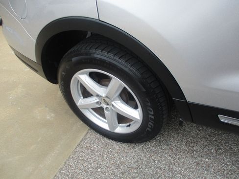 Used 2018 Ford Explorer XLT w/ Equipment Group 202A FWD image 19