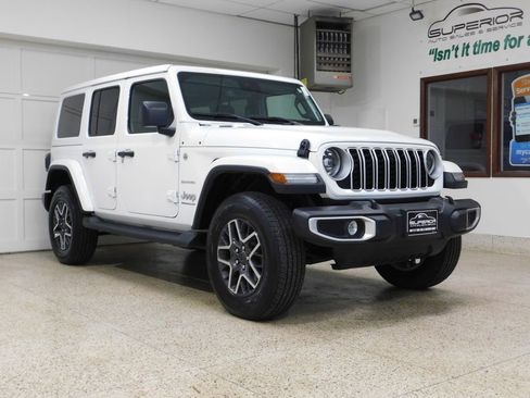 Used 2024 Jeep Wrangler Unlimited Sahara w/ Technology Group AWD/4WD image 3