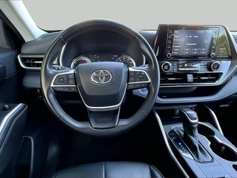 Used 2022 Toyota Highlander XLE AWD/4WD image 3