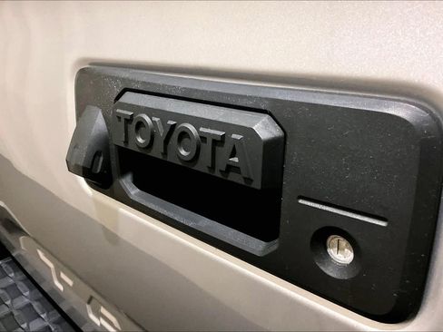Used 2021 Toyota Tacoma TRD Sport w/ TRD Premium Sport Package AWD/4WD image 32
