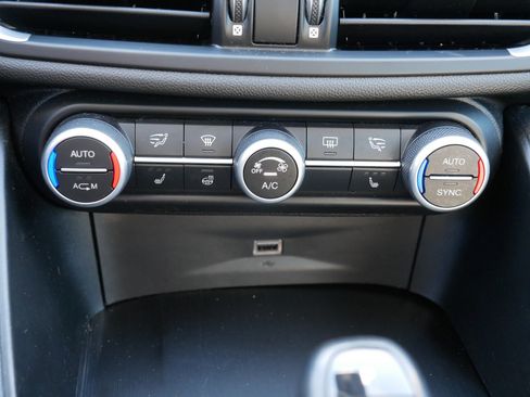 Used 2018 Alfa Romeo Giulia AWD image 28