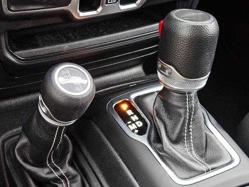 Used 2023 Jeep Gladiator Overland image 28