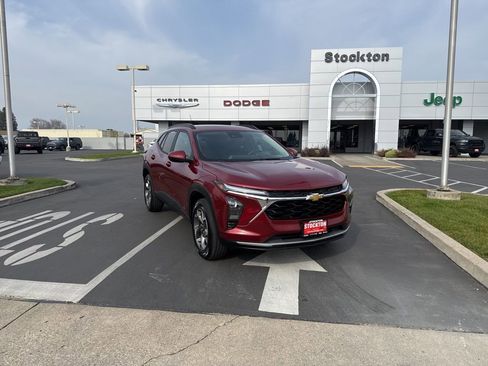 Used 2025 Chevrolet Trax LT w/ LT Convenience Package image 1