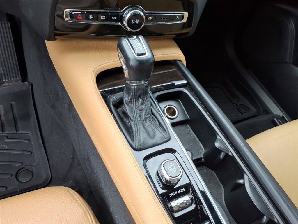 Used 2018 Volvo XC90 T6 Momentum w/ Momentum Plus Package AWD/4WD image 24