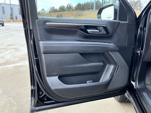 Used 2025 Chevrolet Suburban Z71 AWD/4WD image 9