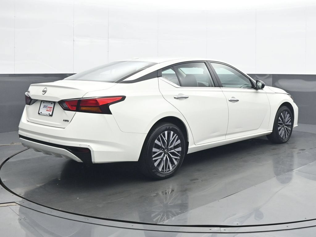Used 2025 Nissan Altima 2.5 SV AWD/4WD image 6
