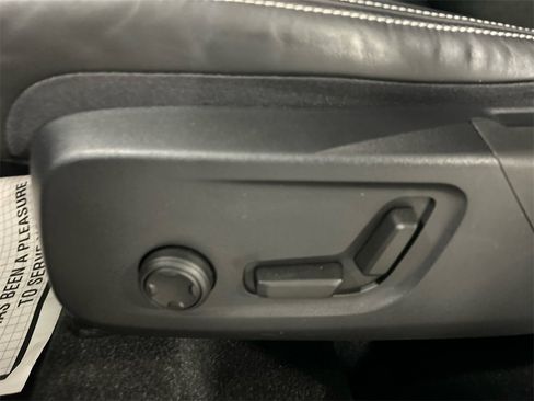 Used 2022 Volvo XC40 T5 R-Design w/ Advanced Package image 11