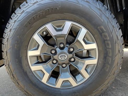 Used 2018 Toyota Tacoma TRD Off-Road w/ Technology Package RWD image 15
