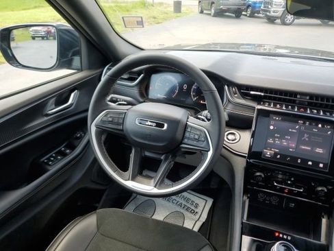 Used 2025 Jeep Grand Cherokee Altitude AWD/4WD image 18