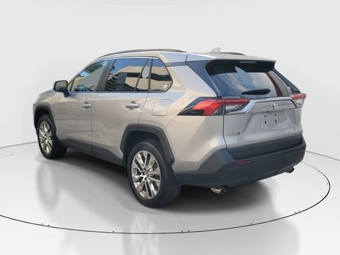 Used 2020 Toyota RAV4 XLE Premium image 5