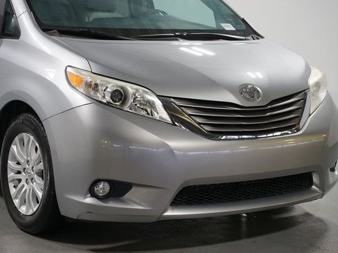 Used 2017 Toyota Sienna XLE image 4