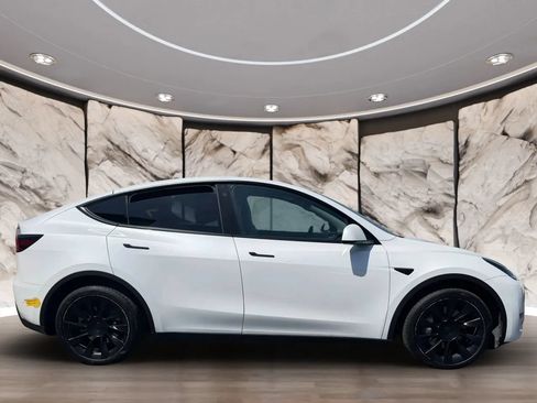 Used 2022 Tesla Model Y Long Range AWD/4WD image 4