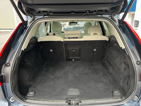 Used 2021 Volvo XC60 T5 Momentum w/ Protection Package image 24