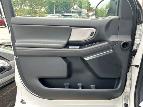 Used 2025 Ford Expedition Active image 9