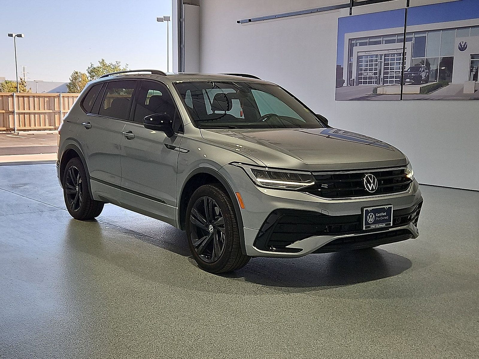 Certified 2024 Volkswagen Tiguan SE R-Line w/ MDO Package, Three-Row FWD image 2