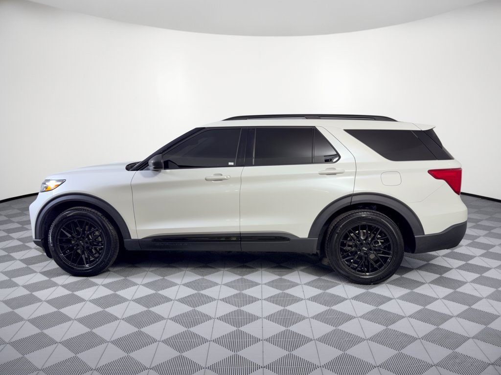 Used 2023 Ford Explorer XLT w/ Equipment Group 202A RWD image 2