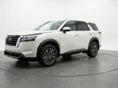 Used 2025 Nissan Pathfinder SV FWD image 3