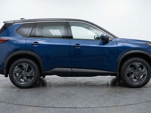 Used 2025 Nissan Rogue SV image 11