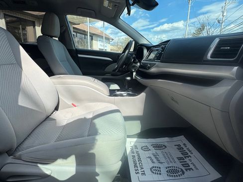 Used 2019 Toyota Highlander LE FWD image 18