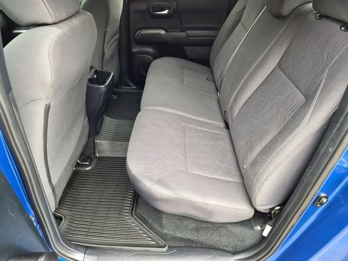 Used 2017 Toyota Tacoma TRD Sport AWD/4WD image 28