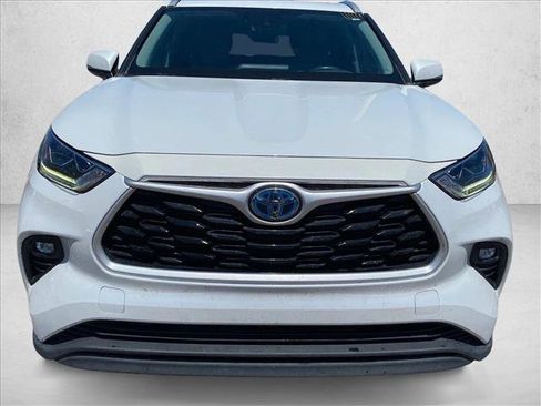 Used 2022 Toyota Highlander Bronze Edition FWD image 3