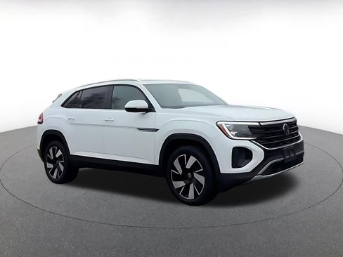 Used 2025 Volkswagen Atlas Cross Sport SE image 2