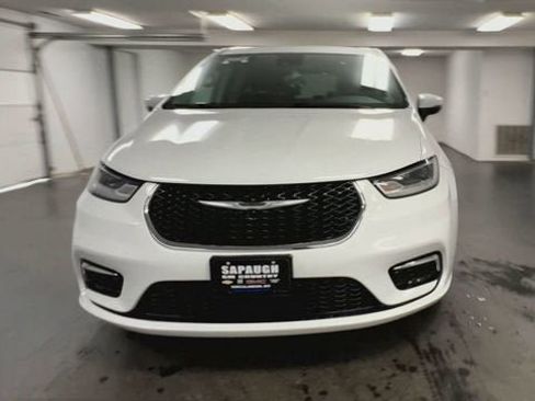 Used 2023 Chrysler Pacifica Touring-L w/ Uconnect Theater Family Group AWD/4WD image 3