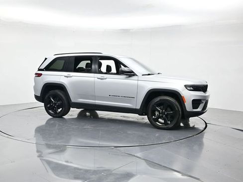 Used 2024 Jeep Grand Cherokee Altitude image 3