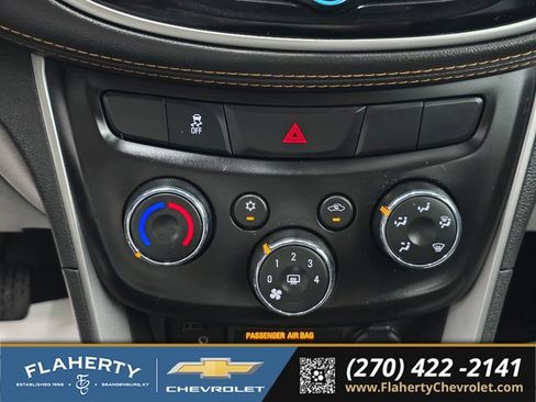 Used 2021 Chevrolet Trax LT w/ LT Convenience Package AWD/4WD image 28