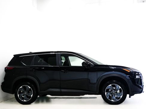 Used 2025 Nissan Rogue SV AWD/4WD image 4