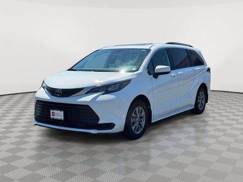Used 2025 Toyota Sienna LE w/ LE Plus Package AWD/4WD image 3