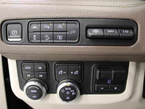 Used 2022 GMC Yukon Denali w/ Denali Premium Package image 24