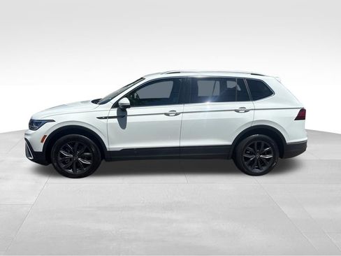 Used 2024 Volkswagen Tiguan SE FWD image 3