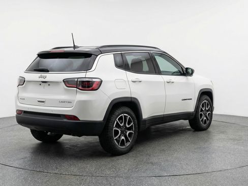Used 2025 Jeep Compass Trailhawk AWD/4WD image 9