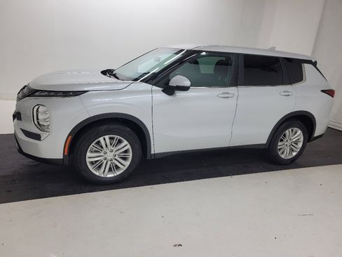 Used 2022 Mitsubishi Outlander ES AWD/4WD image 2
