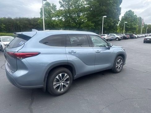Used 2021 Toyota Highlander XLE AWD/4WD image 7