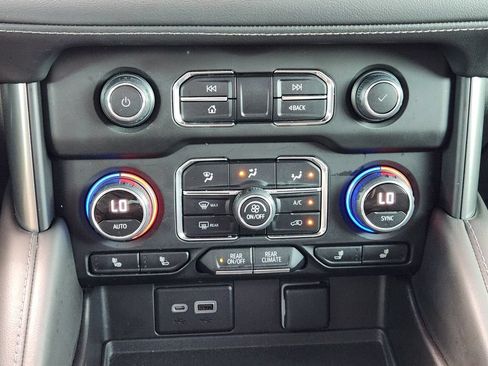 Used 2022 Chevrolet Tahoe Z71 w/ Luxury Package AWD/4WD image 19