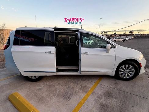 Used 2019 Chrysler Pacifica Touring-L FWD image 11